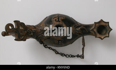 Lampada bizantina conservata con testa di griffin, lega di rame, IV-vi secolo, a dimostrazione dell'artigianato e del design decorativo del metallo. Foto Stock
