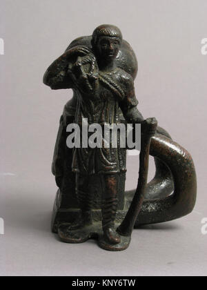 Dissuasore in bronzo raffigurante un pescatore, catalogo META' sf63-206s1, che riflette il design scultoreo e marittimo italiano tardo-romano o bizantino dell'inizio del V secolo. Foto Stock