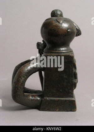 Dissuasore in bronzo con motivo pescatore catalogato come MET sf63-206s3 468606, che riflette l'artigianato tardo romano o bizantino e la tradizione marittima dell'inizio del V secolo. Foto Stock