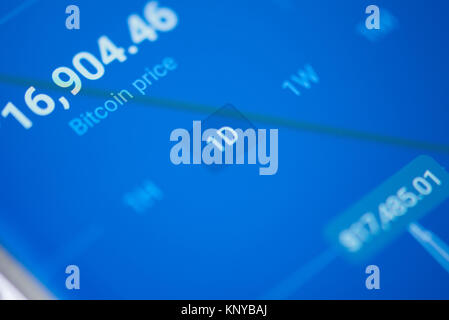 New york, Stati Uniti d'America - 12 dicembre 2017: Prezzo crescente di bitcoin sulla schermata blu di smartphone close-up Foto Stock