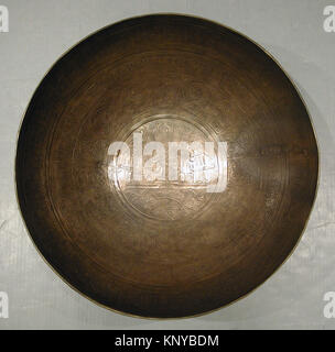 L'High-Tin Bronze Bowl MET wb-1971,42 è un'antica nave in bronzo con alto contenuto di stagno, conservata in una collezione del museo e che illustra le tecniche storiche di lavorazione dei metalli. Foto Stock