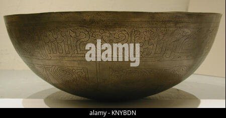 L'High-Tin Bronze Bowl MET wb-1971.42b è un'antica nave in metallo, che illustra l'artigianato in bronzo ad alto contenuto di stagno, conservata per lo studio e l'esposizione nelle collezioni del museo. Foto Stock