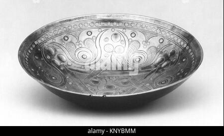 Una ciotola in bronzo ad alto contenuto di stagno, MET 2000.57b, realizzata in lega di bronzo ad alto contenuto di stagno, con superficie liscia e forma arrotondata, che rappresenta la storica lavorazione artigianale dei metalli. Foto Stock