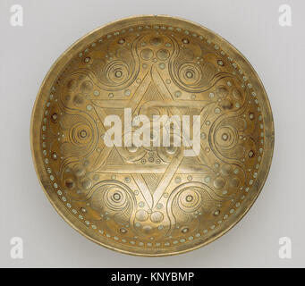 Una ciotola in bronzo ad alto CONTENUTO DI stagno catalogata MET h1 2000.57, composta da lega di bronzo ad alto contenuto di stagno, con superficie liscia e forma arrotondata, che rappresenta la storica lavorazione dei metalli. Foto Stock