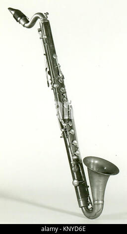 Un clarinetto alto in e-flat della collezione MET, numero di catalogo 202658, illustrato in un libro storico, che mostra il corpo, le chiavi e il design musicale dello strumento. Foto Stock