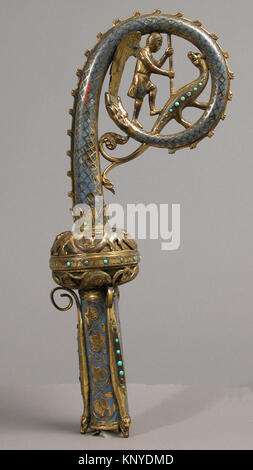 Questa illustrazione mostra la testa di un crozier con San Michele che uccide il drago, enfatizzando il design, i materiali e il contesto religioso storico. Foto Stock
