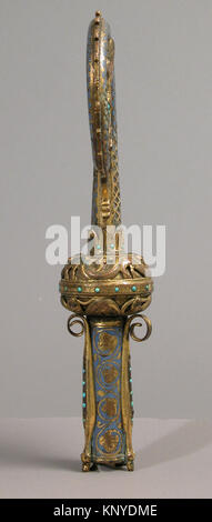 Questa illustrazione mostra la testa di un crozier raffigurante San Michele che uccide il drago, con particolare attenzione ai materiali, al design e al simbolismo religioso. Foto Stock
