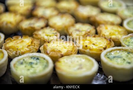 La cottura mini morso dimensioni quiche antipasti Foto Stock