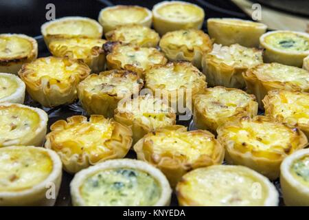 La cottura mini morso dimensioni quiche antipasti Foto Stock