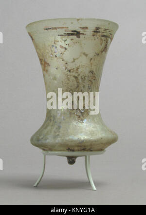 Campana romana del V secolo, vetro, 10,8 x 7,4 cm, parte della collezione MET, donata da J. Pierpont Morgan. Foto Stock