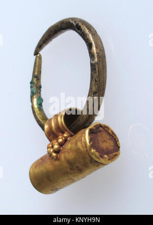 Anello da dito incontrato sf17-192-221s3 465288 Europeo, anello da dito, 500?700, oro, complessivo: 1 x 11/16 x 1/4 in., 0.1oz. (2,5 x 1,8 x 0,6 cm, 3g). Il Metropolitan Museum of Art di New York. Dono di J. Pierpont Morgan, 1917 (17.192.221) Foto Stock