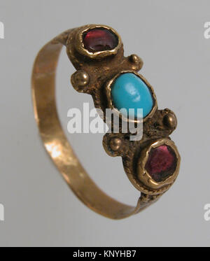 Anello da dito incontrato sf17-192-227s5 465294 franchi, anello da dito, il settimo secolo, oro, turchese, in pasta di vetro, complessivo: 13/16 x 3/4 x 1/4 in. (2 x 1,9 x 0,7 cm). Il Metropolitan Museum of Art di New York. Dono di J. Pierpont Morgan, 1917 (17.192.227) Foto Stock