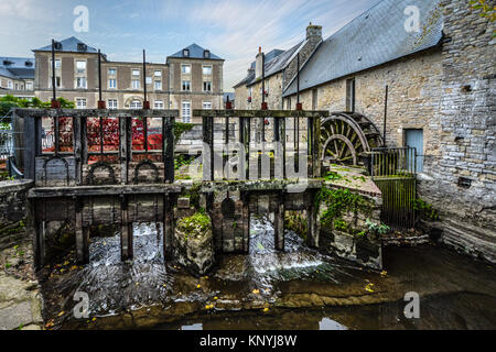 Il vecchio mulino sul fiume Aure nella vecchia città di Bayeux Francia Normandia Foto Stock