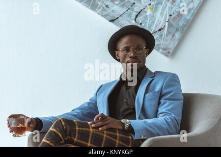 Uomo bello con sigaro e whisky Foto Stock