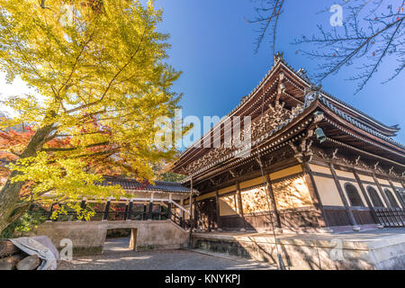 La mattina presto i colori autunnali e caduta delle foglie intorno Hatto (Cerimonia Hall) di Zuiryusan Nanzen-ji o Zenrin-ji. Zen tempio buddista a Kyoto, in Giappone. Foto Stock