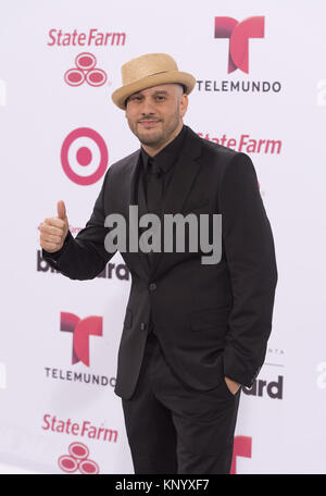 MIAMI, FL - 30 aprile: Valentino arriva a 2015 Billboard Latin Music Awards presentato da State Farm su Telemundo presso Banca United Center il 30 aprile 2015 a Miami in Florida Persone: Valentino Foto Stock