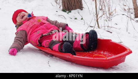 Una bambina (3 anni) in slittino Quebec Foto Stock