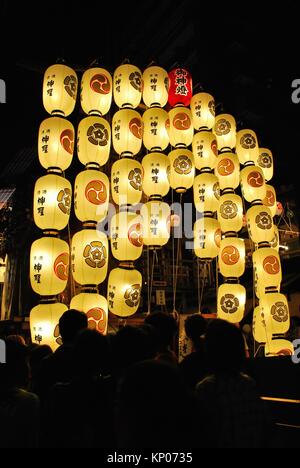 Galleggiante con lanterne durante il festival di Gion. Un famoso evento annuale e uno dei più grandi in Giappone dove galleggia appeso con lanterne parade intorno al Foto Stock