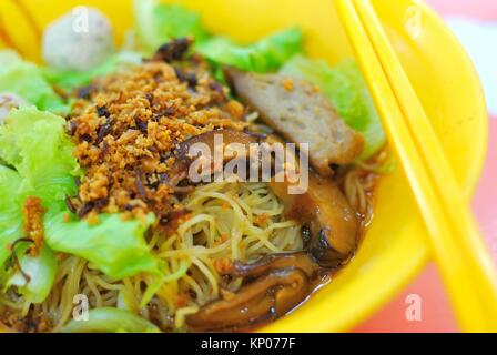 Sontuosa cercando stile cinese vegetariano tagliatelle con juicy funghi e ortaggi sani. Adatto per concetti come la Dieta e nutrizione, guarire Foto Stock