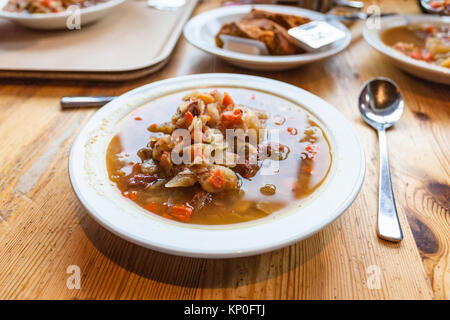 Viaggio in Islanda - pranzo con Kjotsupa, islandese tradizionale zuppa di agnello in Reykjavik city ristorante nel mese di settembre Foto Stock