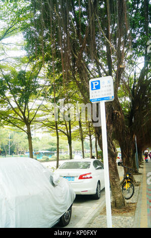 Shenzhen, Cina: strada Parcheggio auto tempo di pedaggio indicatore pubblicitario Foto Stock