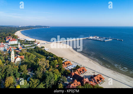 Sopot resort in Polonia. Molo in legno (molo) con marina, yacht, spiaggia, vecchio faro, chiesa, infrastruttura di vacanza, hotel park e la passeggiata lungomare. Foto Stock