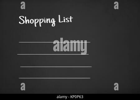 Bianco illustrativi shopping list sul concetto di consumatore,, su gesso nero bordo. Foto Stock