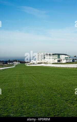 Il Grandstand e l'ippodromo di Epsom rimarranno vuoti per il Derby Classic Horserace di quest'anno a causa del Pandemic epidemia di Coronavirus Foto Stock