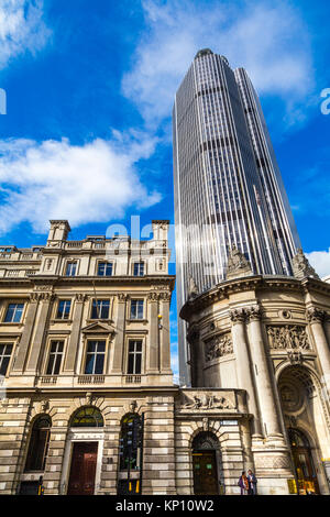 Vecchie case ornate con moderna torre 42 in background, London, Regno Unito Foto Stock