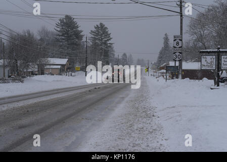 Autocarro con cassone ribaltabile o camion con un aratro spazza la neve in speculatore, NY New York STATI UNITI D'AMERICA in una bufera di neve con nessun altro persone o veicoli in vista. Foto Stock