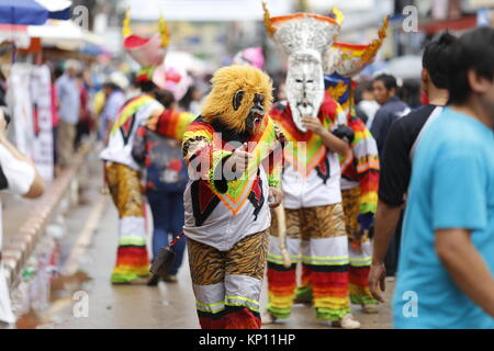 Il Fantasma Festival in Dansai viene celebrata ogni anno con processioni religiose e tempio eventi indossando maschere distintivo. Foto Stock