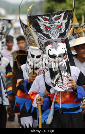 Il Fantasma Festival in Dansai viene celebrata ogni anno con processioni religiose e tempio eventi indossando maschere distintivo. Foto Stock