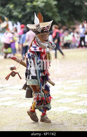 Il Fantasma Festival in Dansai viene celebrata ogni anno con processioni religiose e tempio eventi indossando maschere distintivo. Foto Stock