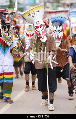 Il Fantasma Festival in Dansai viene celebrata ogni anno con processioni religiose e tempio eventi indossando maschere distintivo. Foto Stock