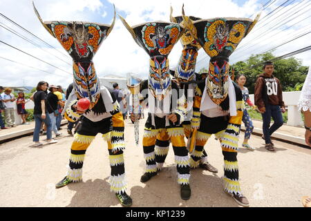 Il Fantasma Festival in Dansai viene celebrata ogni anno con processioni religiose e tempio eventi indossando maschere distintivo. Foto Stock