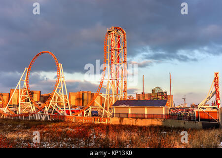 Brooklyn, New York - Dic 10, 2017: Thunderbolt Rollercoaster di Coney Island, Brooklyn, New York City al tramonto. Foto Stock
