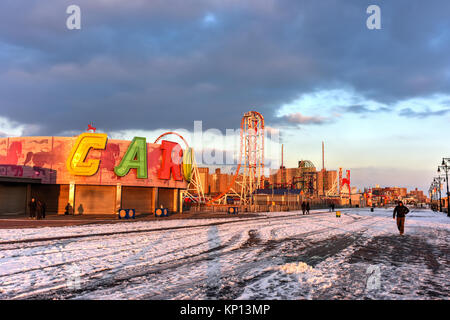 Brooklyn, New York - Dic 10, 2017: Thunderbolt Rollercoaster di Coney Island, Brooklyn, New York City al tramonto. Foto Stock