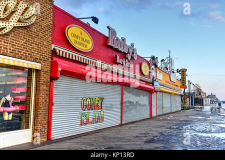 New York City - Dicembre 10, 2017: chiuso i negozi lungo la passeggiata a mare di Coney Island in inverno. Foto Stock