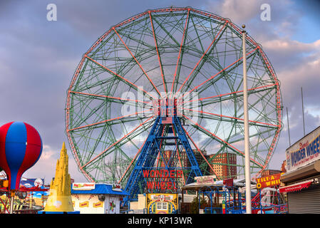 New York City - Dicembre 10, 2017: Wonder Wheel in Luna Park. Il suo un parco di divertimenti di Coney Island ha aperto il 29 maggio 2010 presso il vecchio sito di Astro Foto Stock