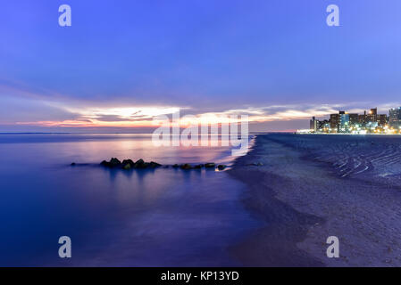 Tramonto spettacolare a Coney Island Beach a Brooklyn, New York. Foto Stock