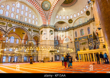 Turco non identificato uomini musulmani in preghiera nella Moschea Suleymaniye,decorate con elementi islamici e progettato dall' architetto ottomano Sinan.Istanbul, Turchia. Foto Stock