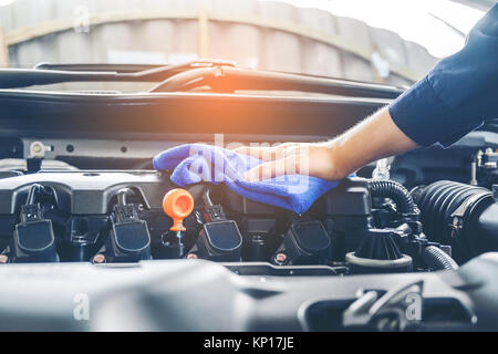 Auto meccanico motore di riparazione in una riparazione auto Foto Stock