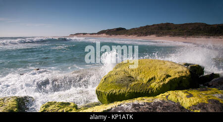 Onde che si infrangono sulle rocce a Surfers point in Australia Occidentale Foto Stock