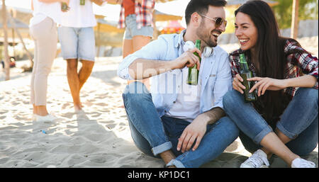 Amici festa e divertimento sulla spiaggia di estate Foto Stock