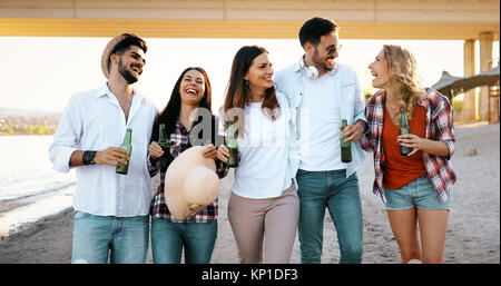 Amici festa e divertimento sulla spiaggia di estate Foto Stock