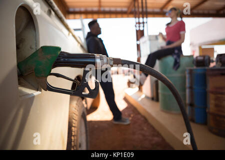 Close-up di ugelli automatici di riempimento benzina nel serbatoio per auto Foto Stock