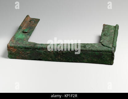 Carro frammenti, parti del telaio rettangolare incontrato DP20741 253012 etrusca, carro frammenti, parti del telaio rettangolare, ca. 500?480 A.C., bronzo, 1: 8 ? 5 9/16 in. (20,3 ? 14.1 cm) 2: 6 3/16 ? 3 7/16 in. (15,7 ? 8,7 cm) 3: 3 1/2 ? 5 a. (8.9 ? 12,7 cm). Il Metropolitan Museum of Art di New York. Fondo Fletcher, 1929 (29.131.3f1?f3) Foto Stock