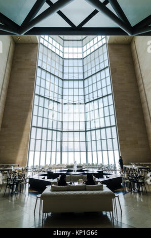 Il Museo di Arte Islamica, Doha (Qatar). Luglio 2017. Ristorante, bar e nella finestra principale. Il museo è di Doha più pregiata icona architettonica, progettato da Foto Stock
