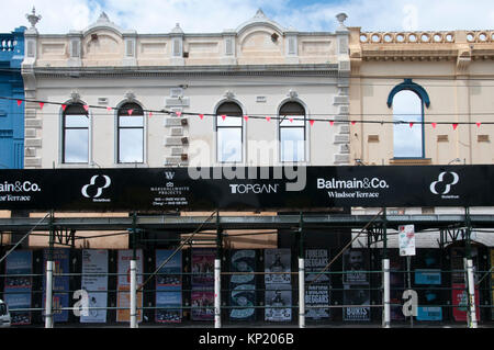 Il rinnovamento urbano in corso in all interno della città di Melbourne, Australia. Un epoca vittoriana fila di terrazze sopravvive solo come una facciata. Foto Stock