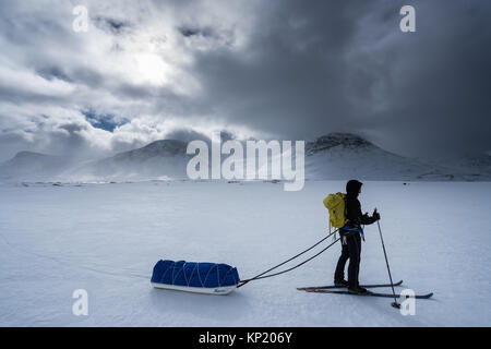 Sci alpinismo in Lapponia svedese, in Kebnekaise massiccio montuoso. La Svezia, Europa Foto Stock